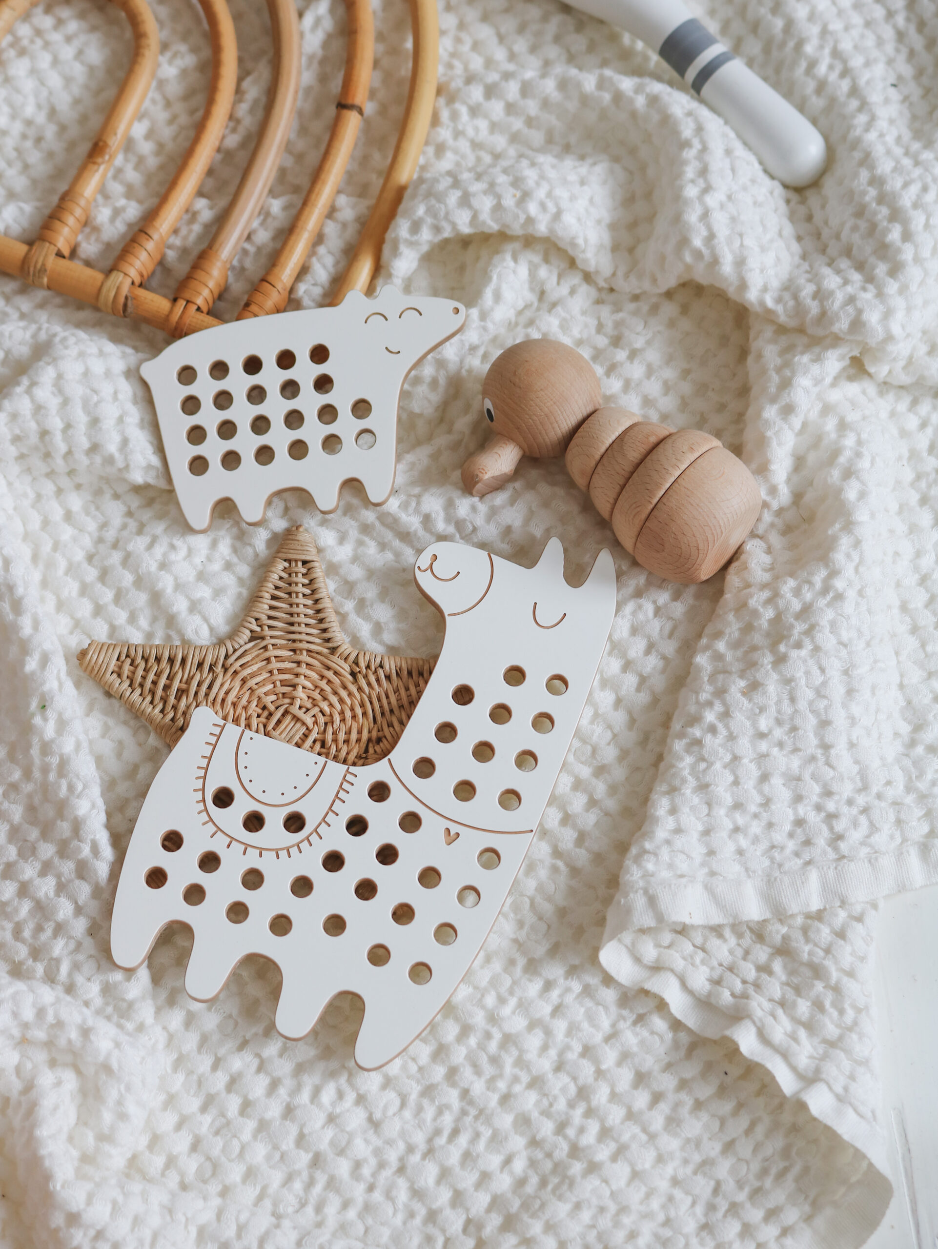 Medinis Montessori vėrimo žaislas "Lily the Lama" - baltas su saplvota virvele