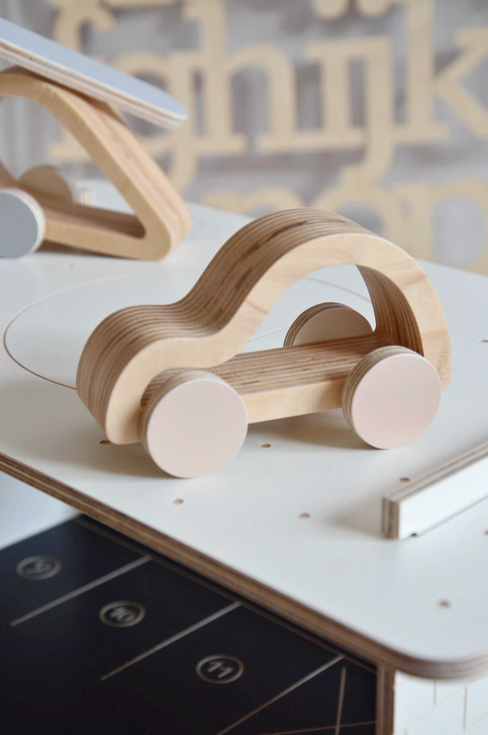 Medinis automobilis su oranžiniais ratais