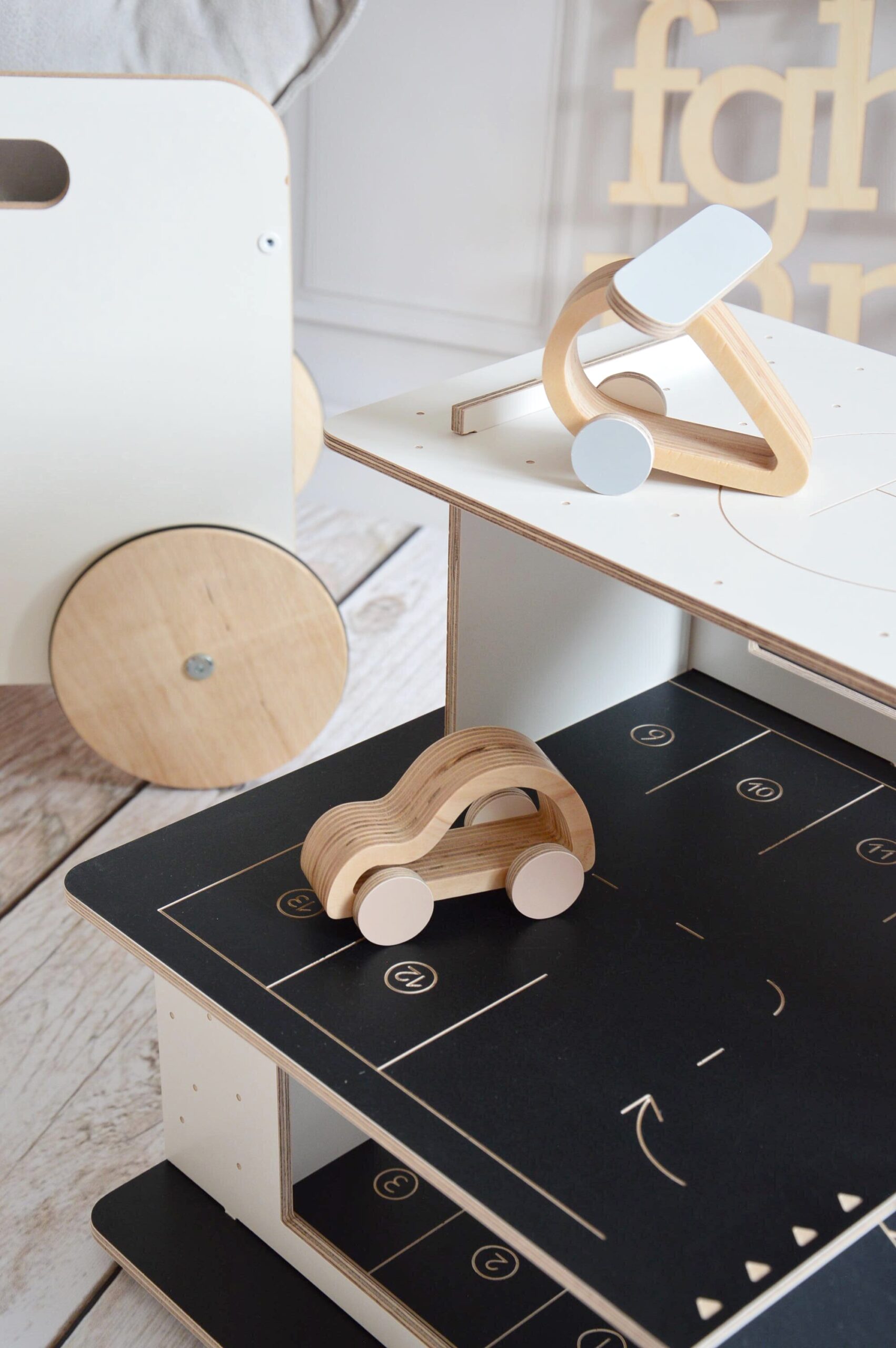 Medinis automobilis su oranžiniais ratais - Image 5