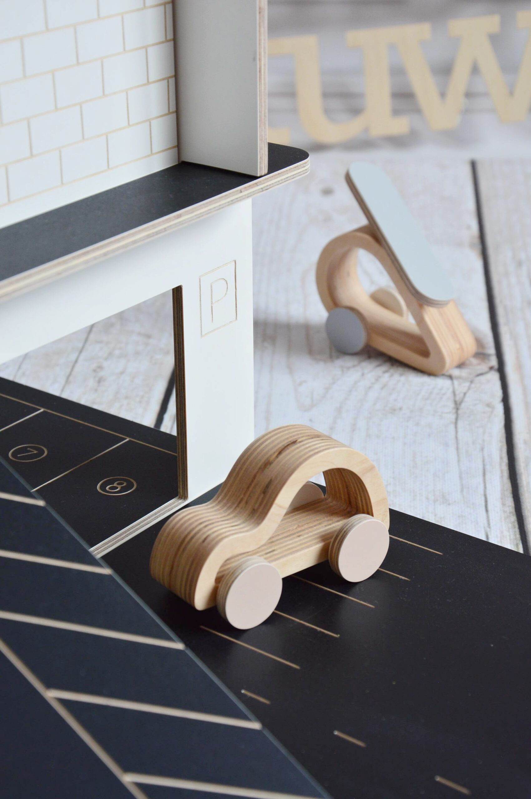 Medinis automobilis su oranžiniais ratais - Image 4