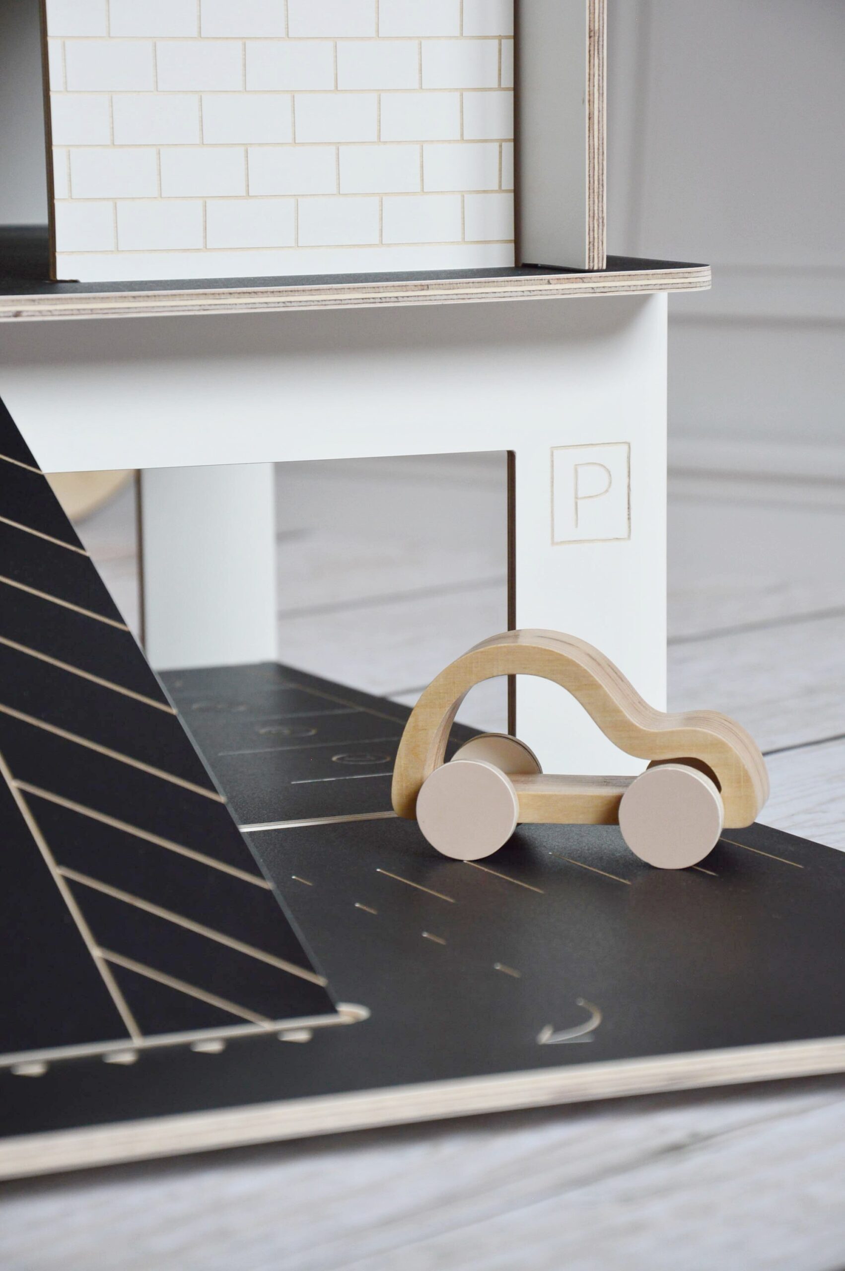 Medinis automobilis su oranžiniais ratais - Image 3