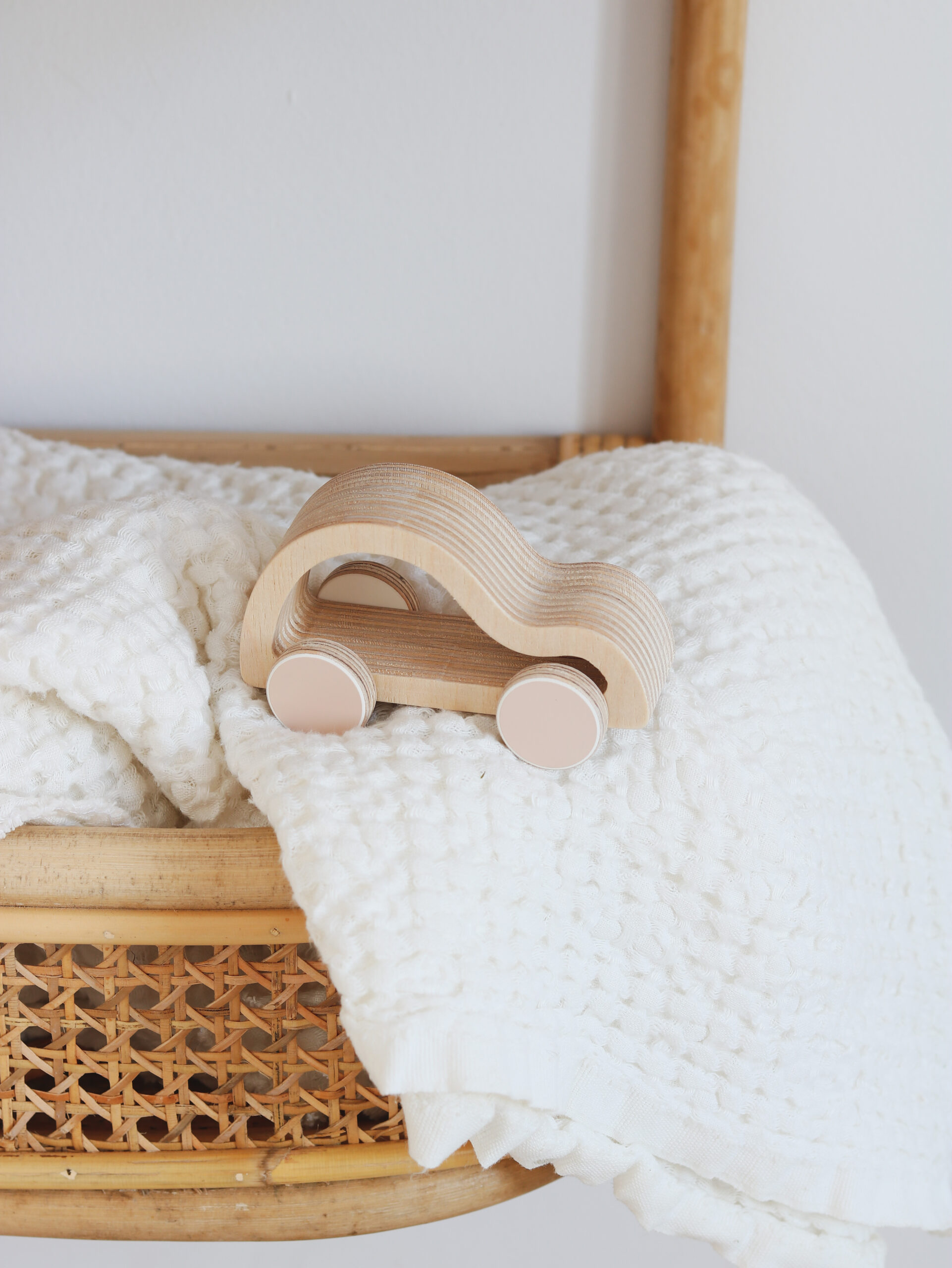 Medinis automobilis su oranžiniais ratais - Image 7