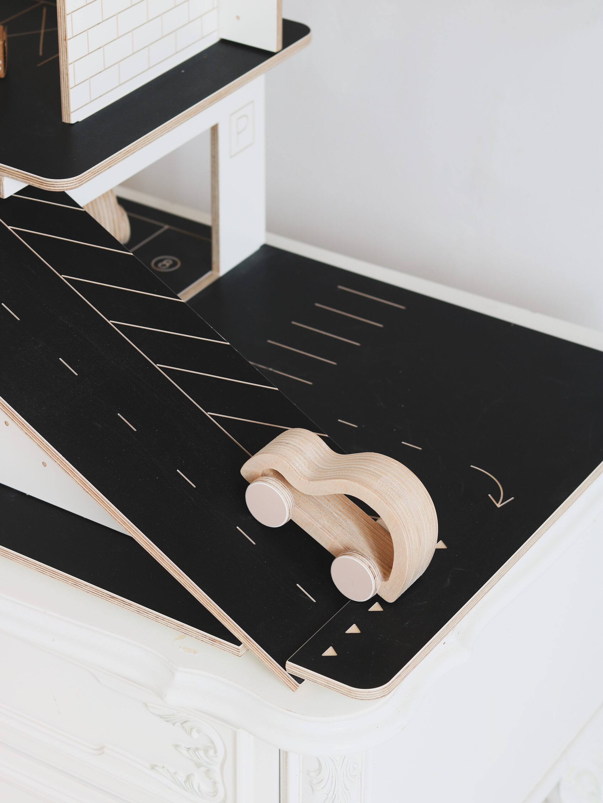 Medinis automobilis su oranžiniais ratais - Image 6