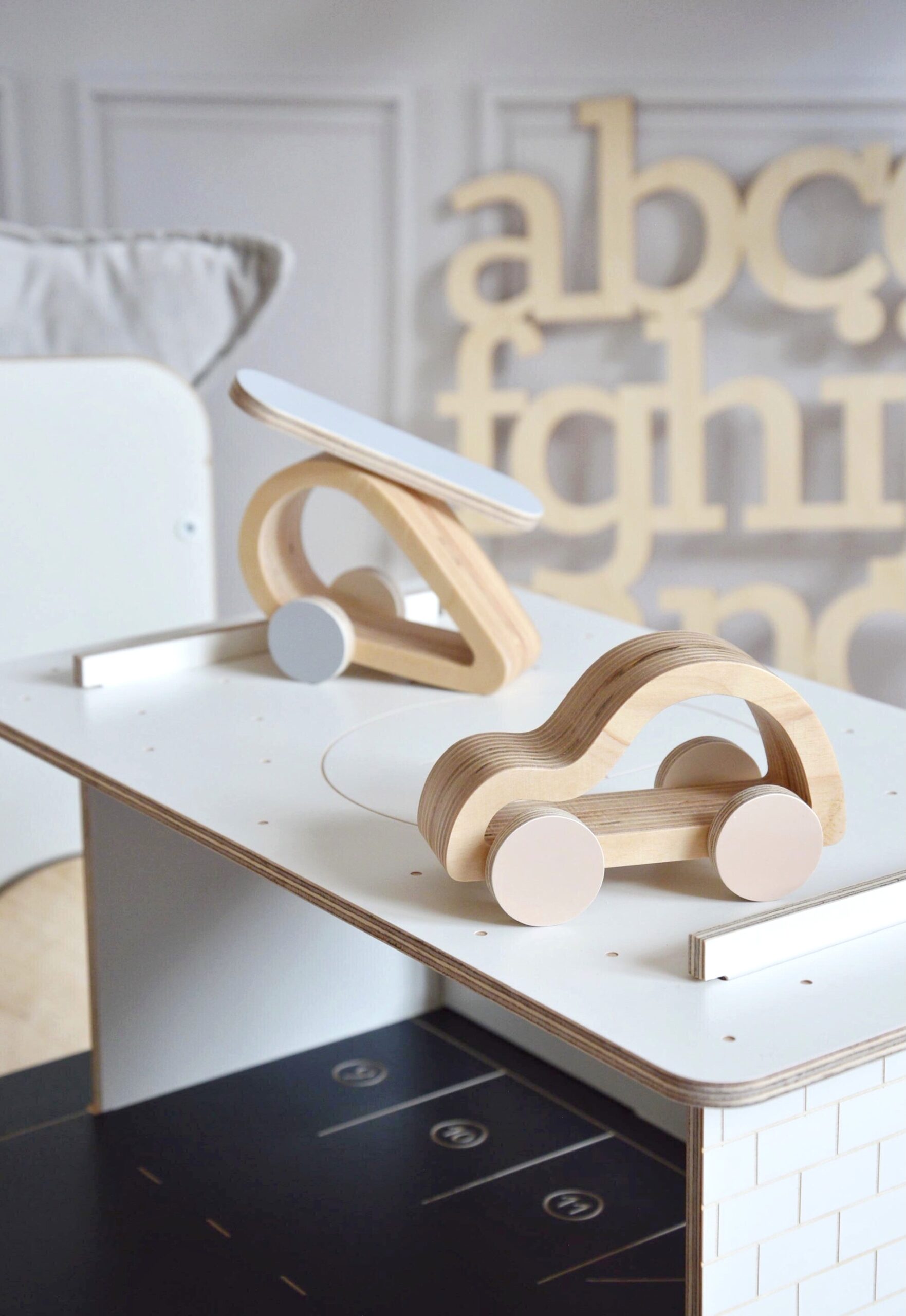 Medinis automobilis su oranžiniais ratais - Image 2