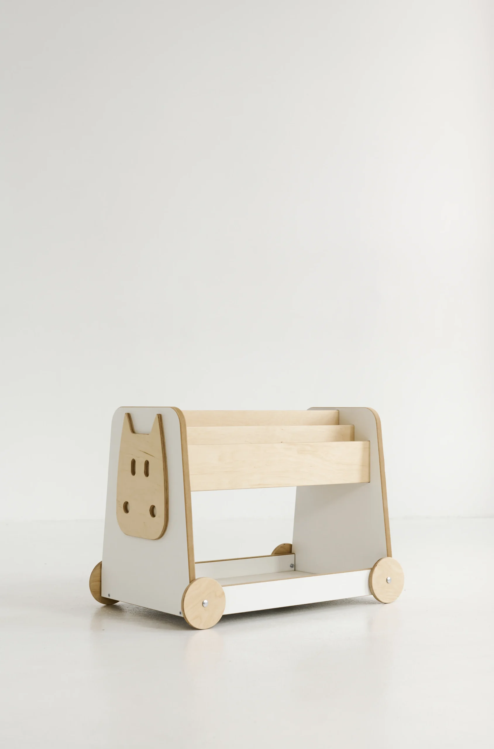 Medinė knygų ir žaislų lentyna su ratukais - Image 3