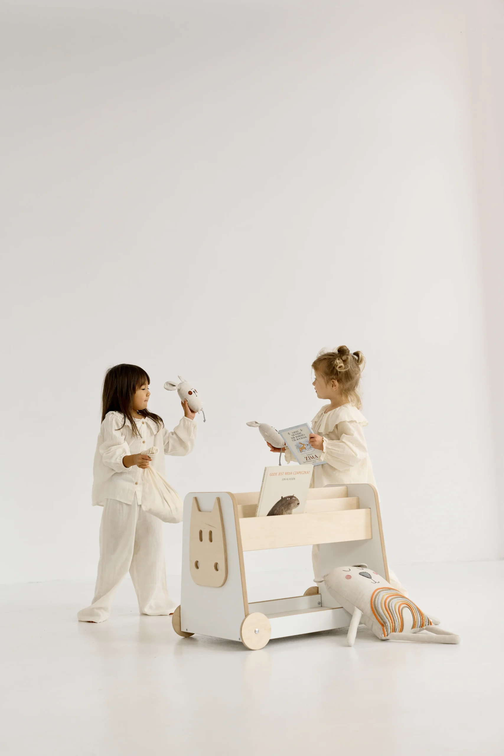 Medinė knygų ir žaislų lentyna su ratukais - Image 4