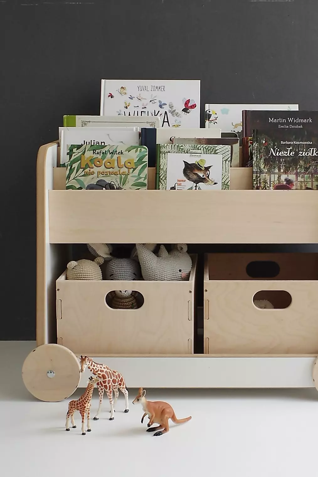 Medinė knygų ir žaislų lentyna su ratukais - Image 6