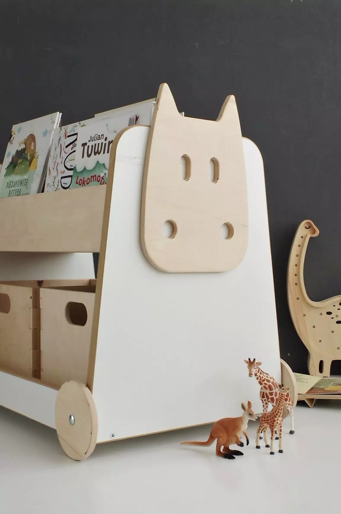 Medinė knygų ir žaislų lentyna su ratukais - Image 9