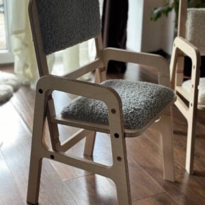 Reguliuojama ergonominė vaikiška kėdutė – pilka