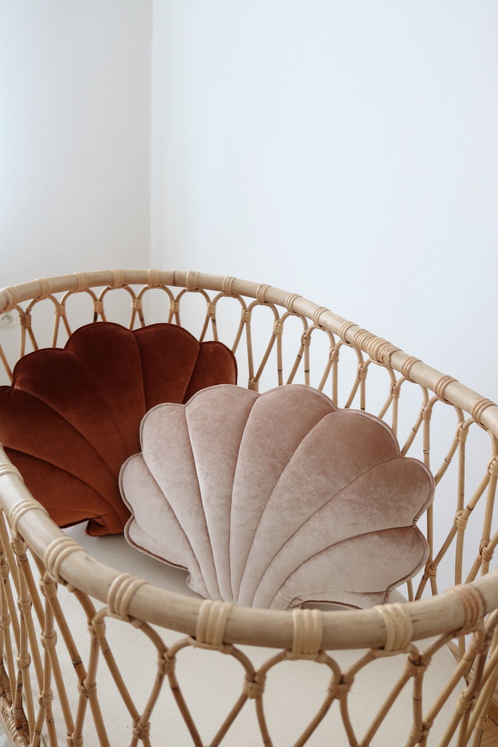 Aksominė kriauklės formos pagalvėlė "Beige Pearl" - Image 3