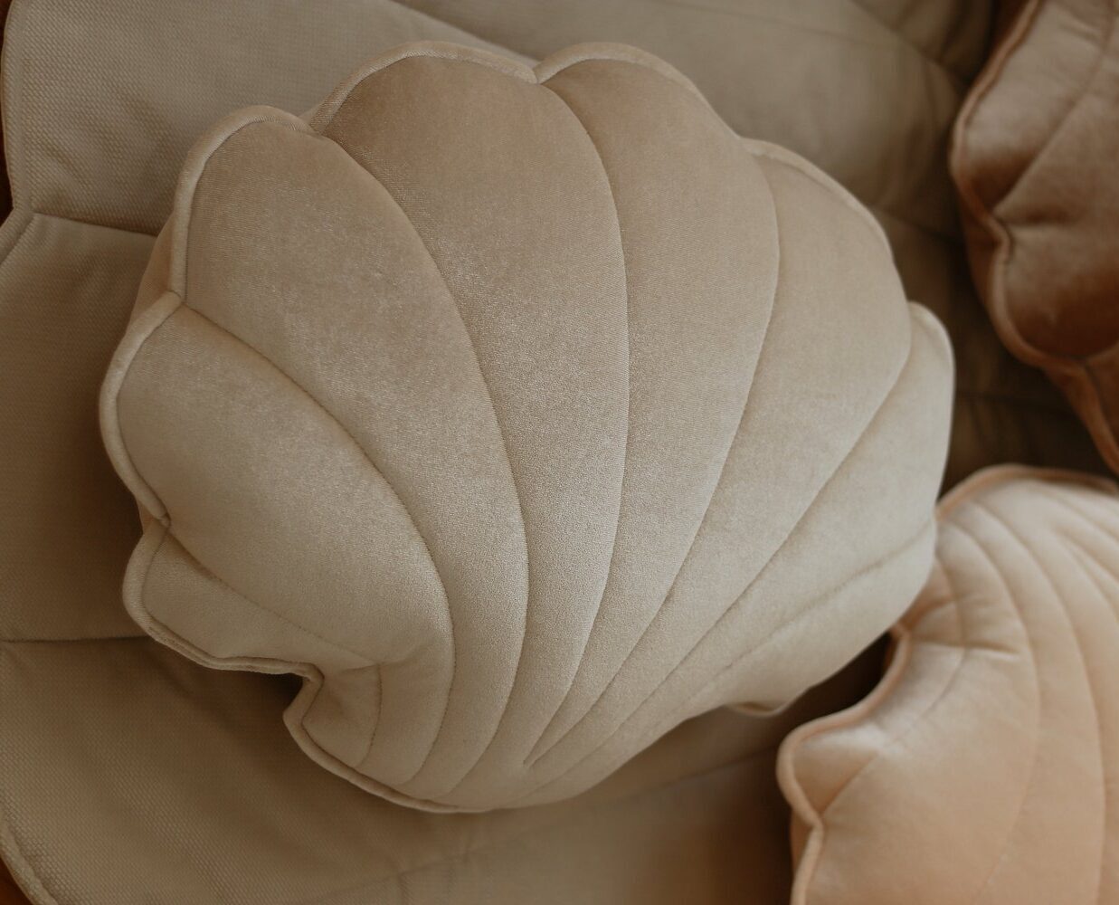 Aksominė kriauklės formos pagalvėlė "Cream Pearl"