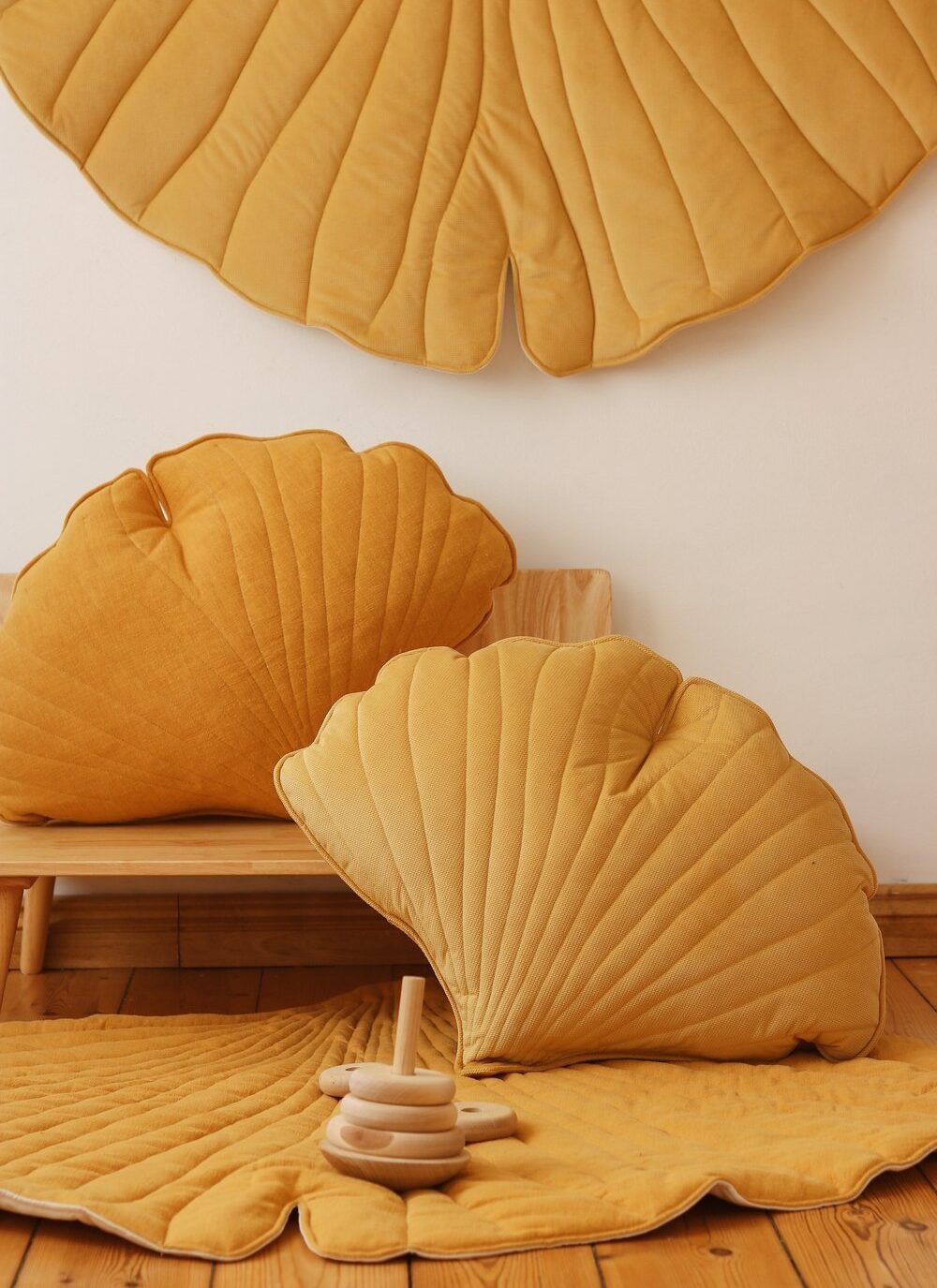 Aksominė ginkmedžio lapo formos pagalvėlė "Honey"