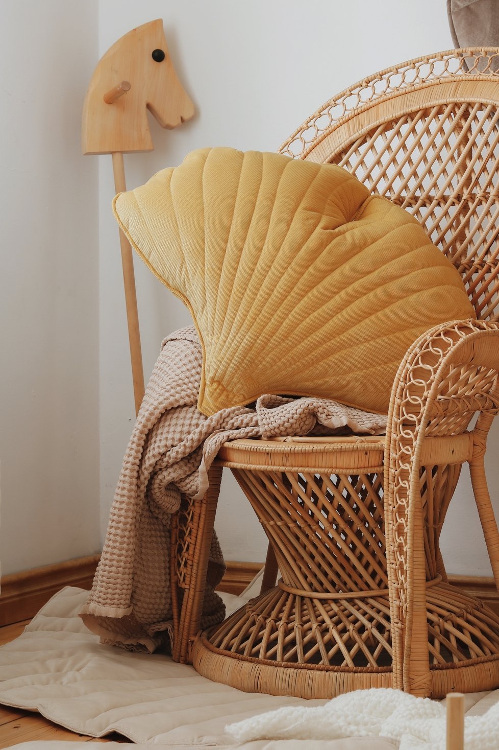 Aksominė ginkmedžio lapo formos pagalvėlė "Honey" - Image 5