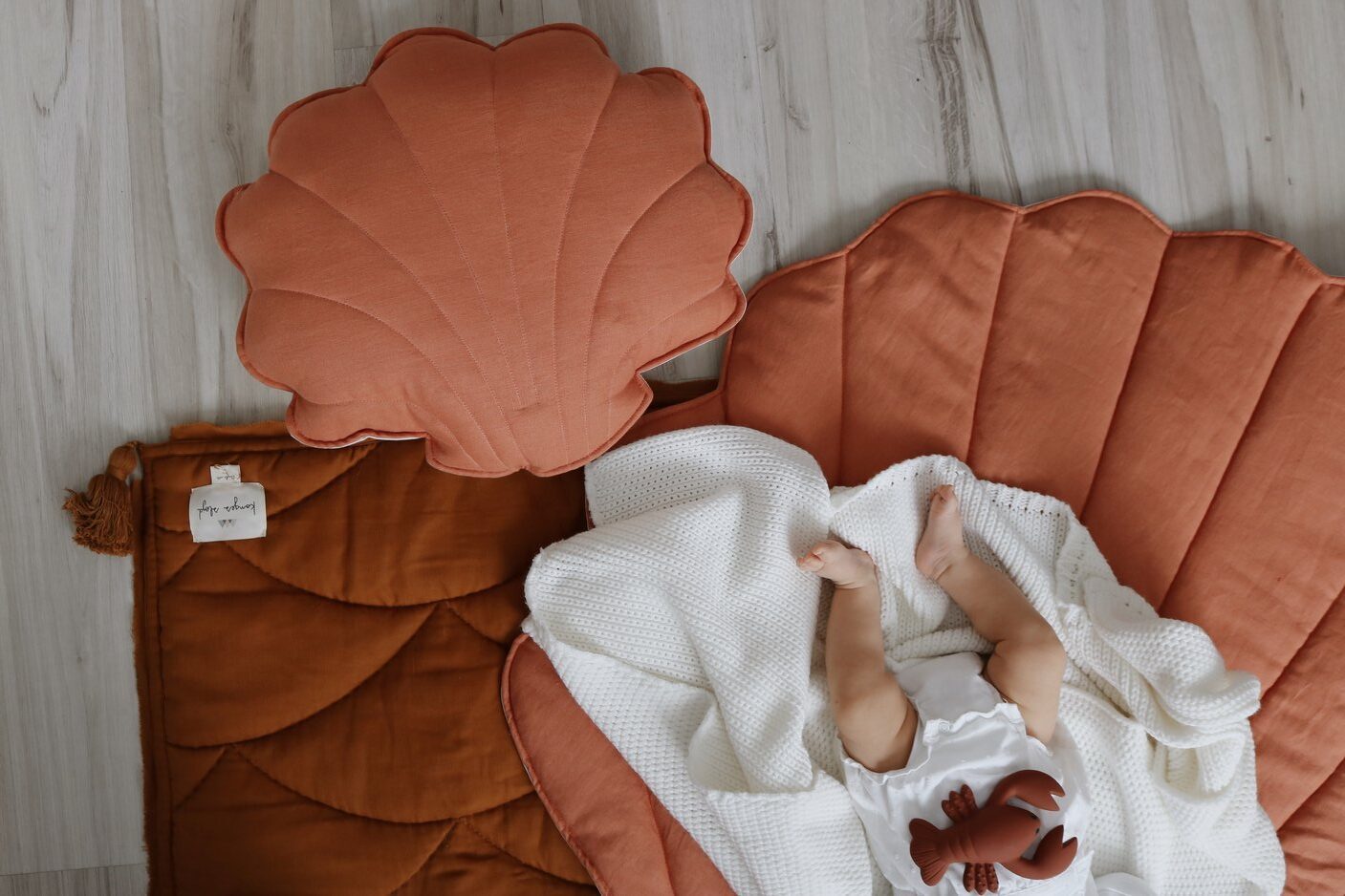 Lininė kriauklės formos pagalvėlė „Papaya“