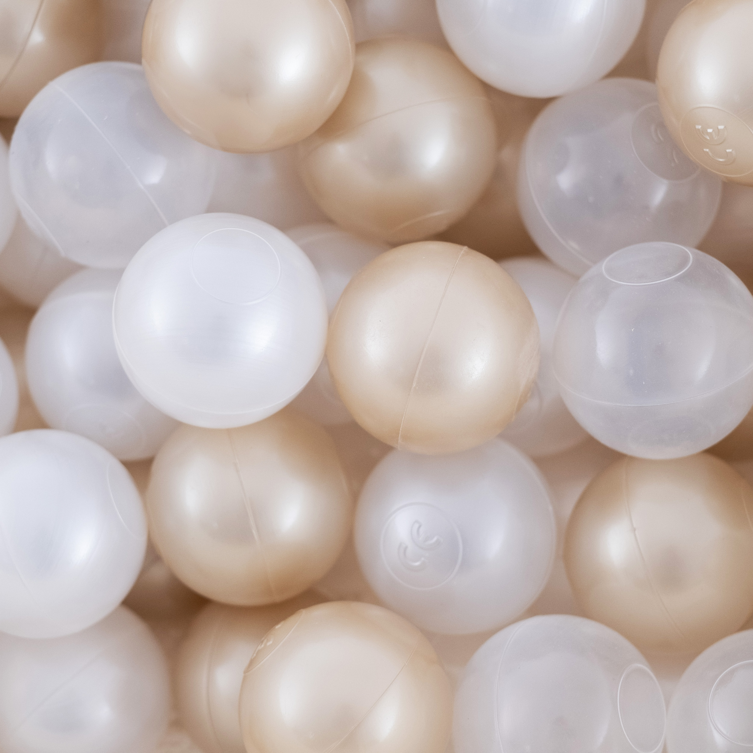 Sausas kamuoliukų baseinas PLUSH NEST „Floral Fun Zone“, 95×30 cm, smėlinis, iš premium veliūro, su 300 kamuoliukų: perlo, skaidrios ir auksinės spalvos - Image 5