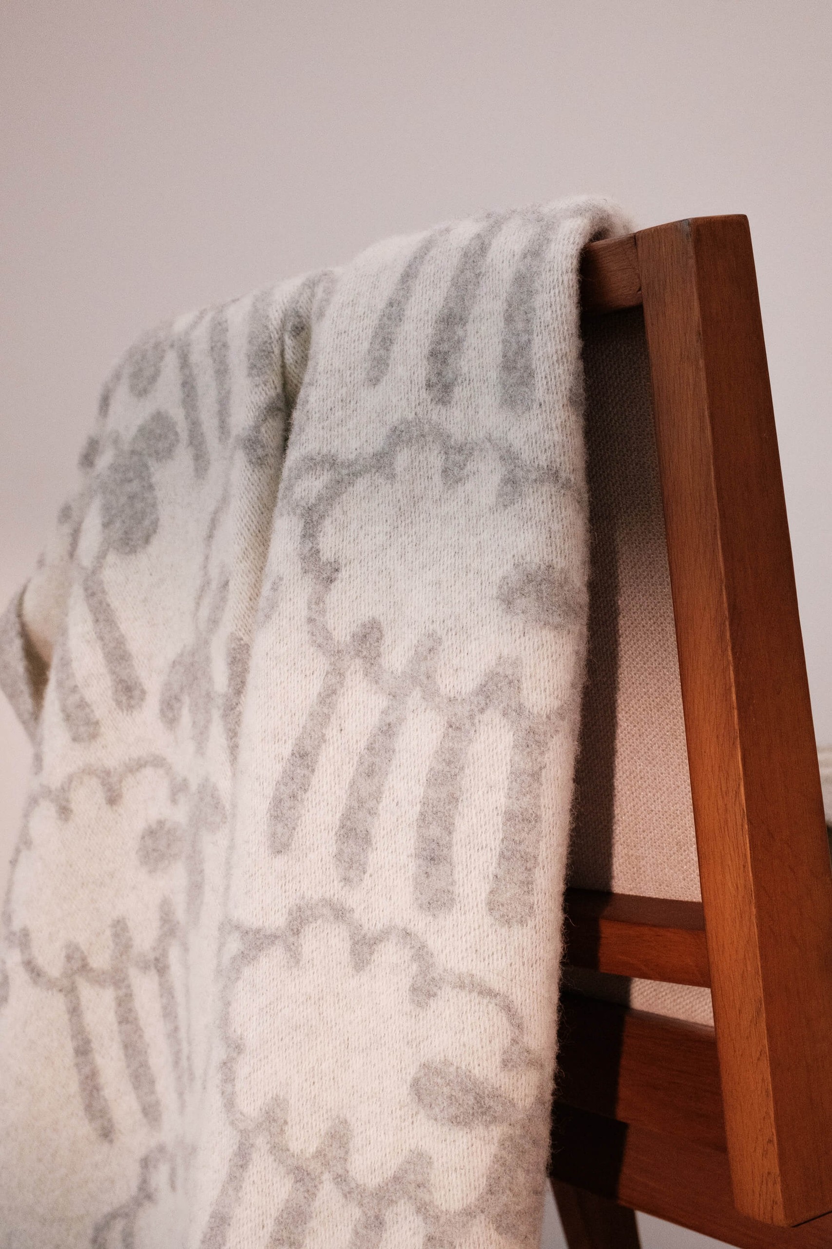 Natūralios vilnos pledas/lovatiesė „Friendsheep“ - Image 10